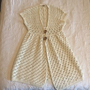 Short sleeved sweater with buttons